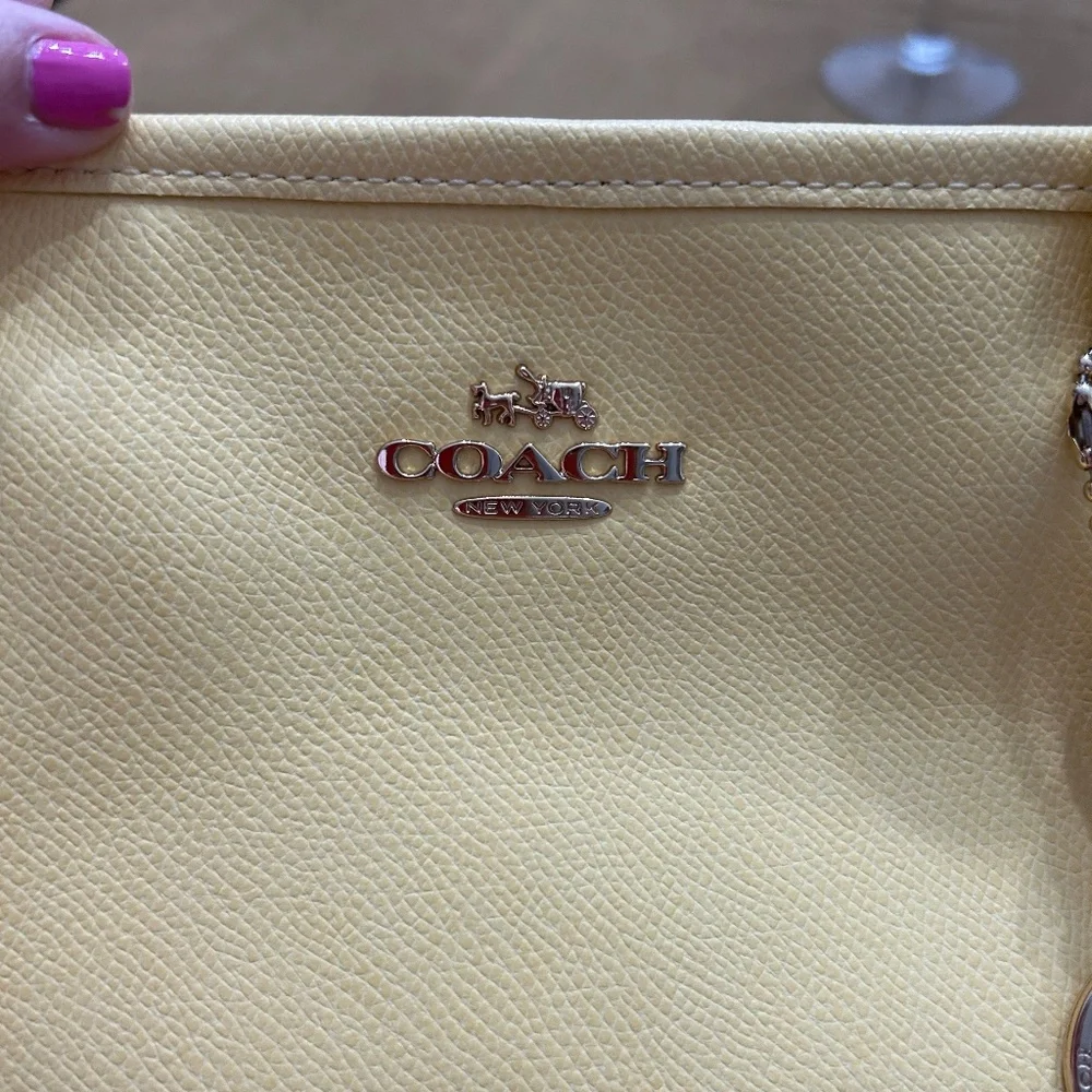 Coach Large tote soft yellow, BONUS added key chain and purse organizer - Picture 8 of 10